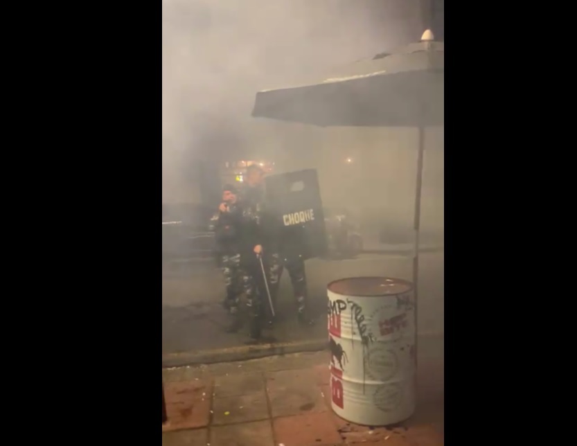 Confronto com guardas municipais em Curitiba, durante a festa do Oscar