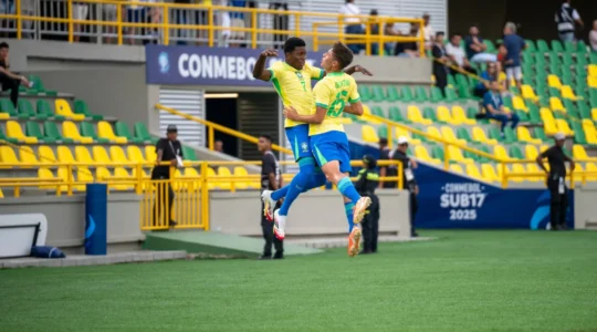 Ruan Pablo e Gustavo Gomes comemoram gol da seleção brasileira sub-17 sobre a Bolívia