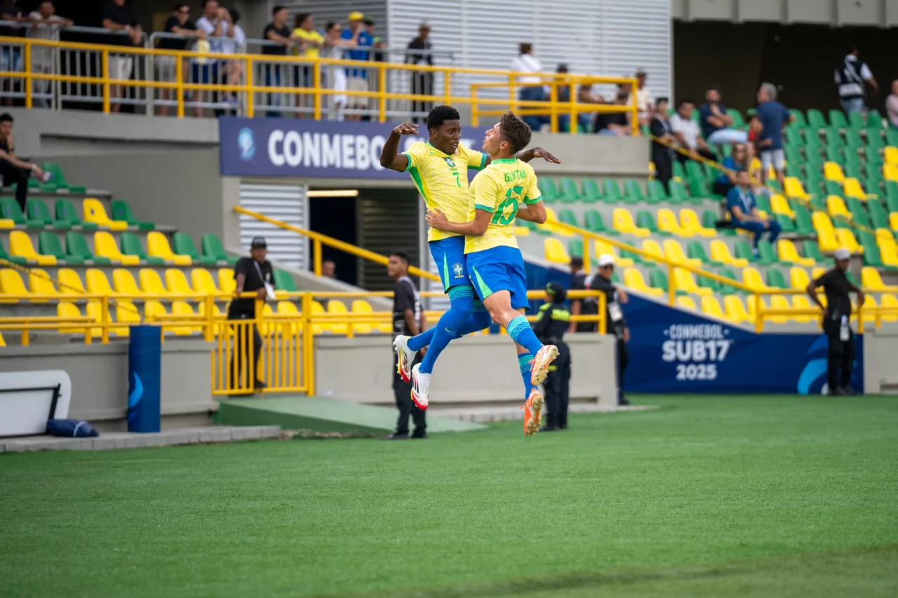Ruan Pablo e Gustavo Gomes comemoram gol da seleção brasileira sub-17 sobre a Bolívia