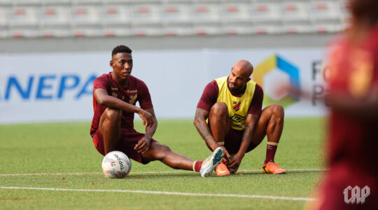 Léo e Patrick em treino do Athletico x Azuriz