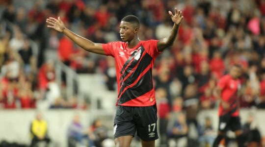 O centroavante Matheus Babi comemora gol pelo Athletico