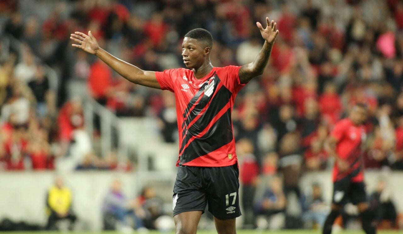 O centroavante Matheus Babi comemora gol pelo Athletico
