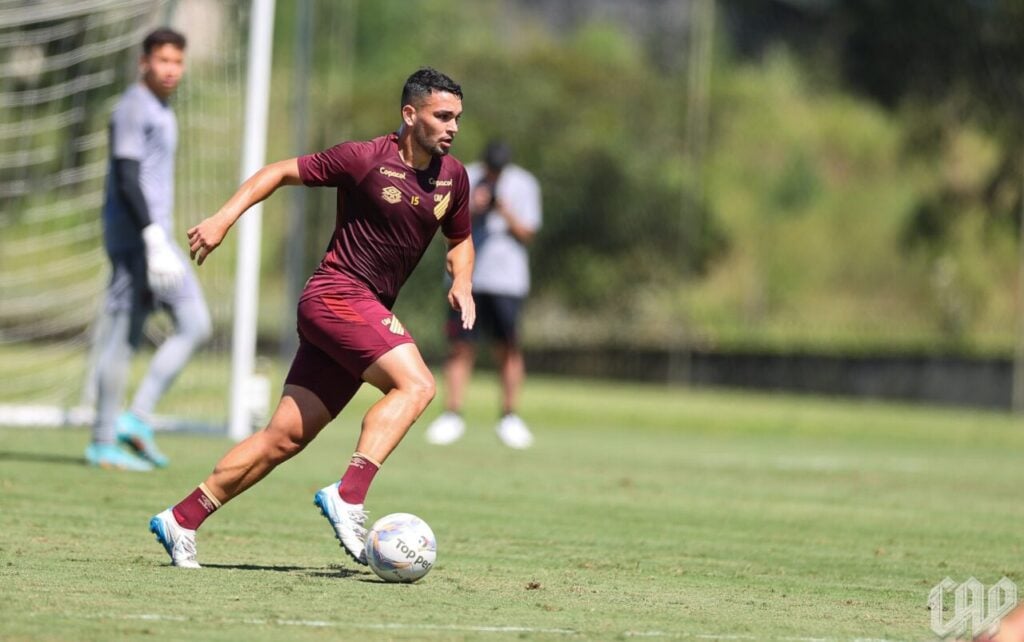 O volante Fabrizio Peralta, em treino do Athletico
