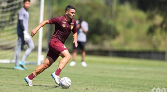 O volante Fabrizio Peralta, em treino do Athletico
