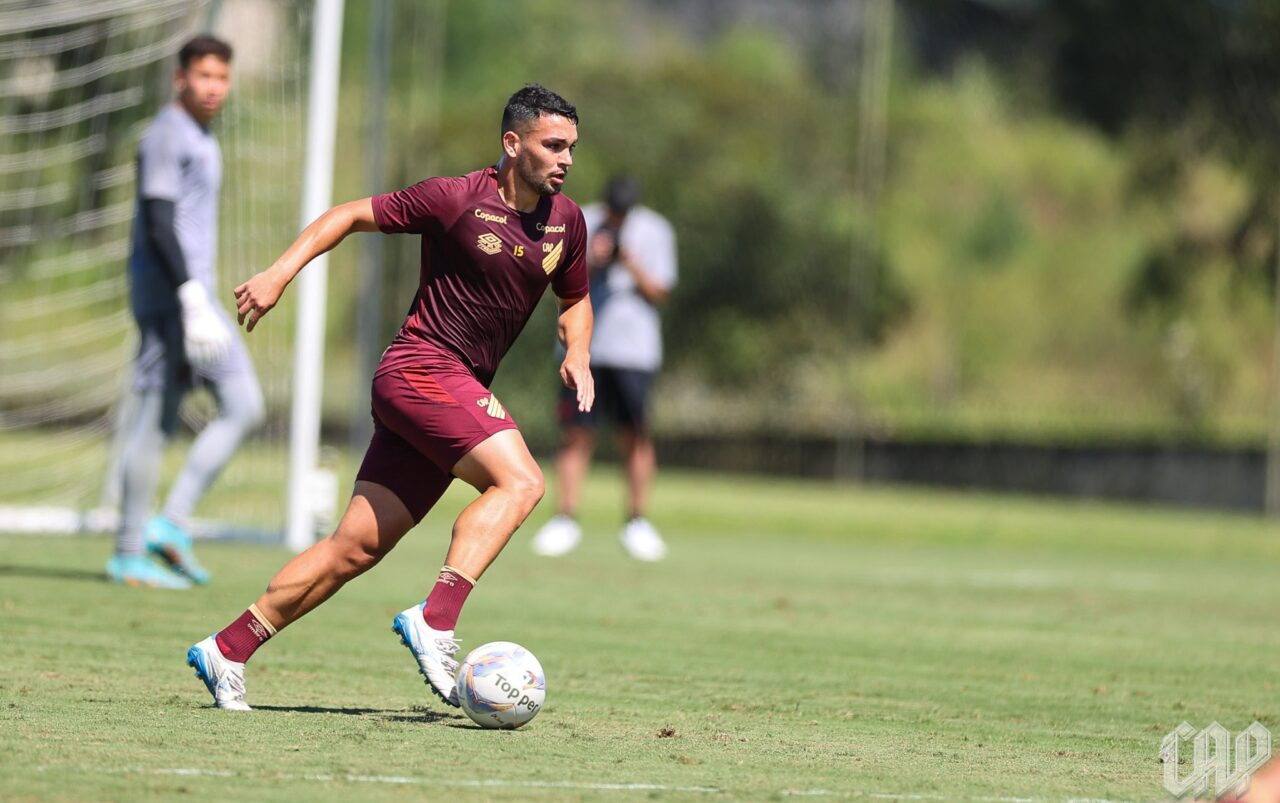 O volante Fabrizio Peralta, em treino do Athletico