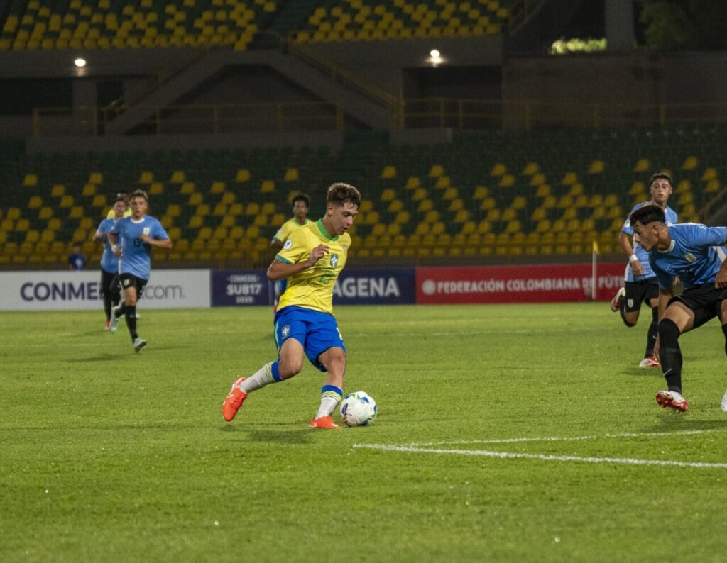 O meia Gustavo Gomes, do Athletico Paranaense, em ação pela seleção brasileira