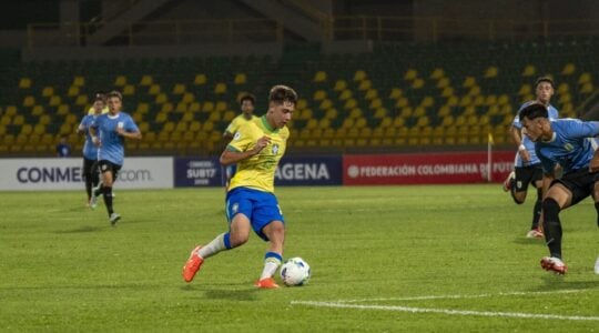 O meia Gustavo Gomes, do Athletico Paranaense, em ação pela seleção brasileira