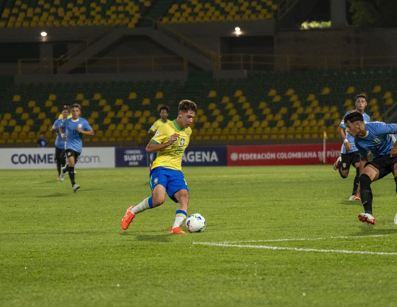 O meia Gustavo Gomes, do Athletico Paranaense, em ação pela seleção brasileira
