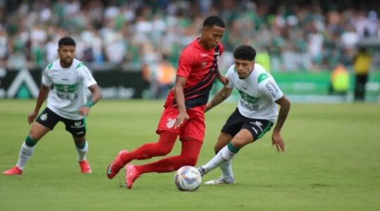 O ponta Isaac, do Athletico, enfrenta Filipe Machado, do Coritiba