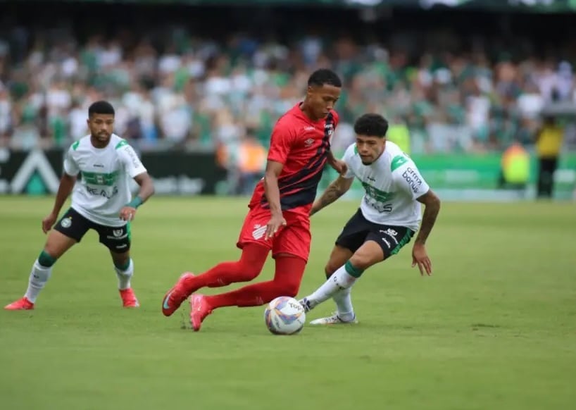 O ponta Isaac, do Athletico, enfrenta Filipe Machado, do Coritiba