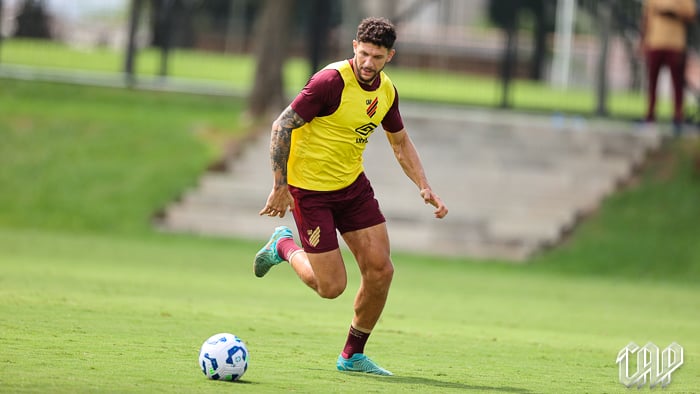 O zagueiro Tobias Figueiredo: Athletico x Guarany de Bagé