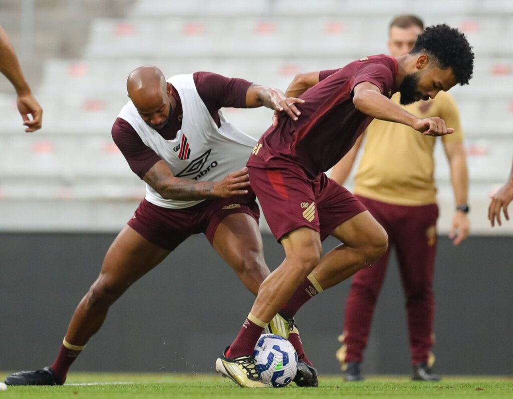 Patrick e Falcão em treino do Athletico: Maringá x Athletico