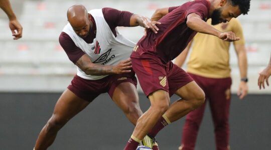 Patrick e Falcão em treino do Athletico: Maringá x Athletico