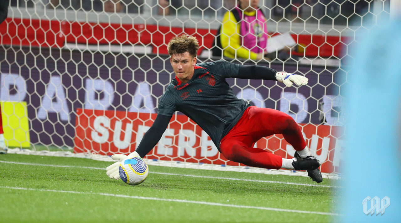 O goleiro Maksym, do Athletico