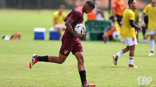 O centroavante Walace, do Athletico Paranaense, no jogo-treino com o Brusque