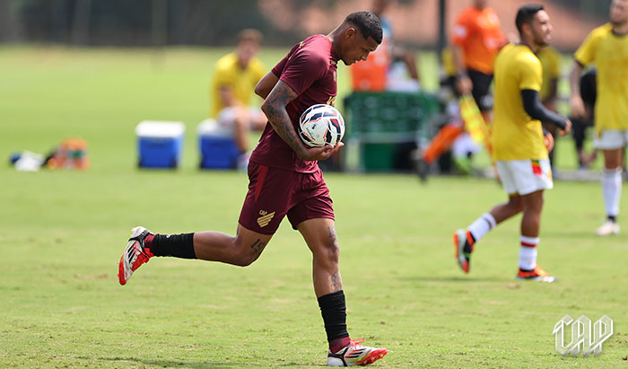 O centroavante Walace, do Athletico Paranaense, no jogo-treino com o Brusque