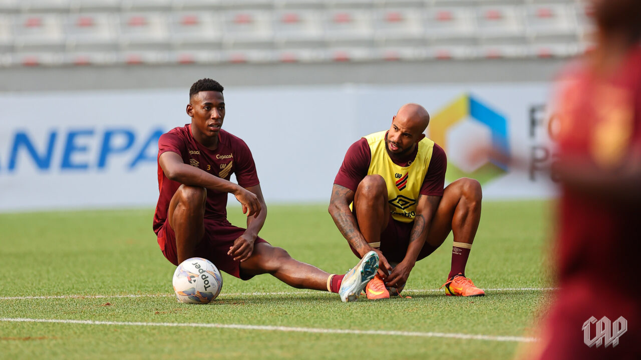 Léo e Patrick em treino do Athletico x Azuriz