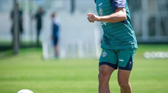 O meio-campista uruguaio Carlos De Pena, em treino do Coritiba