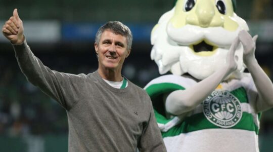 Marildo recebe homenagem do Coritiba no Couto Pereira