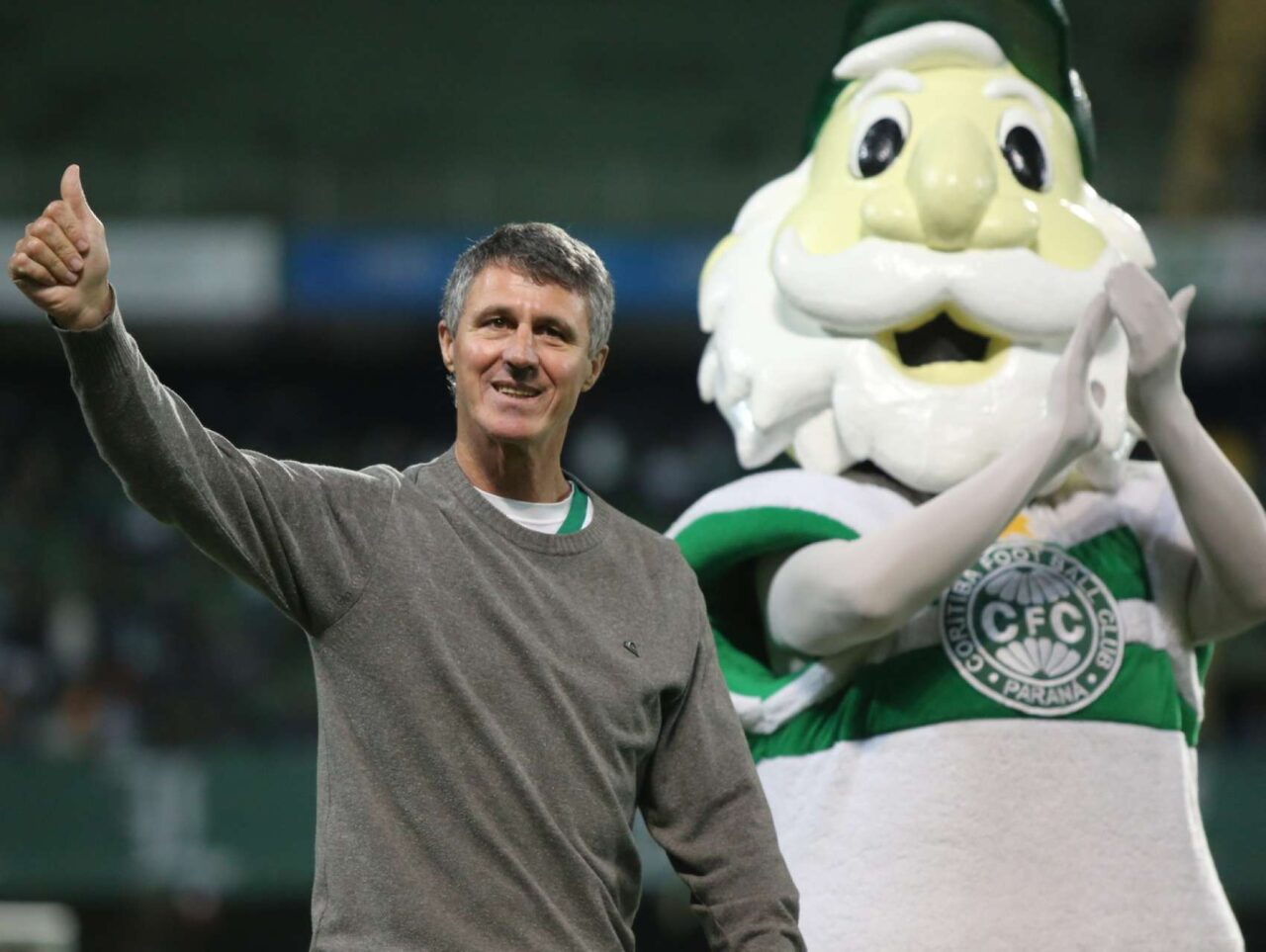 Marildo recebe homenagem do Coritiba no Couto Pereira