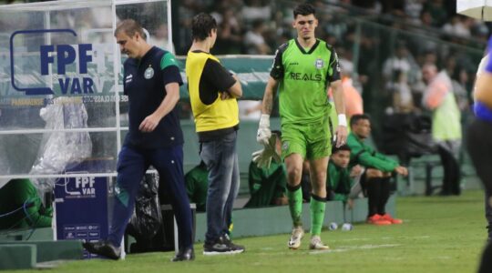 O goleiro Pedro Morisco, do Coritiba, deixa o campo após fratura