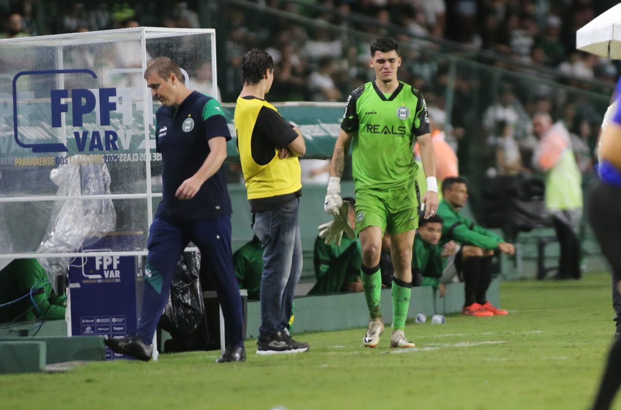 O goleiro Pedro Morisco, do Coritiba, deixa o campo após fratura