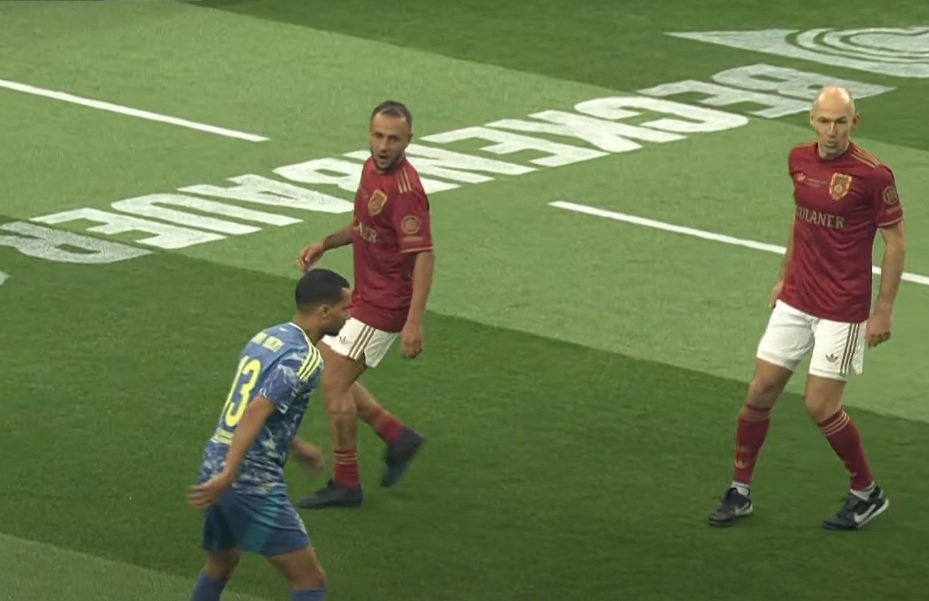 Rafinha e Robben em ação pelo Bayern de Munique na Beckenbauer Cup