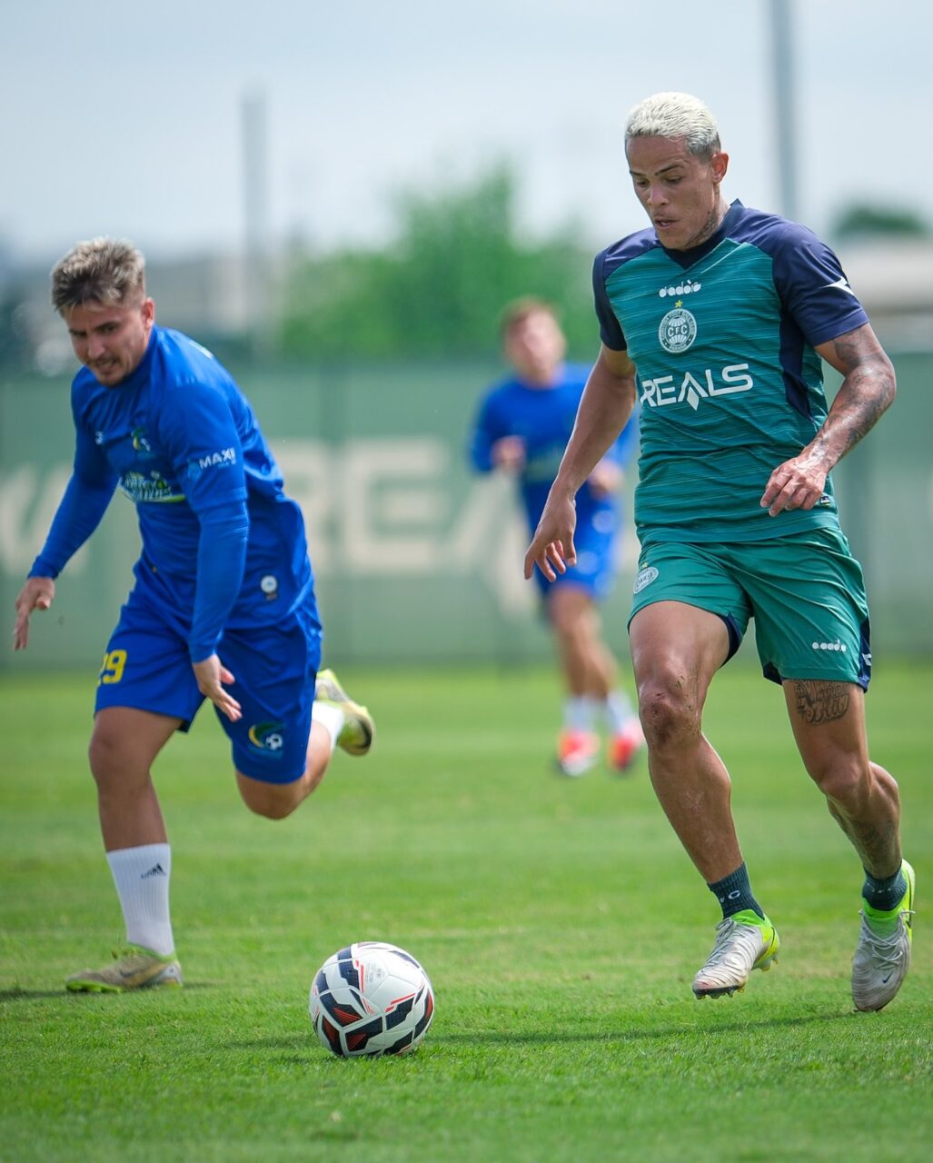 O volante Wallisson, do Coritiba, enfrenta o Patriotas
