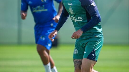 O lateral-esquerdo Zeca, no jogo-treino Coritiba x Patriotas