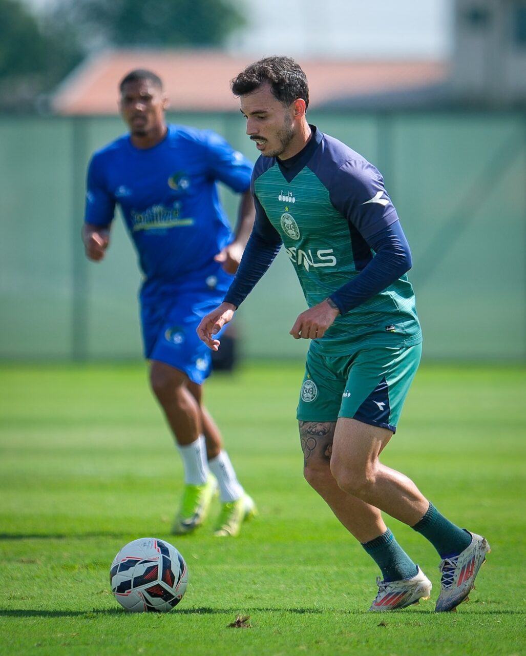 O lateral-esquerdo Zeca, no jogo-treino Coritiba x Patriotas