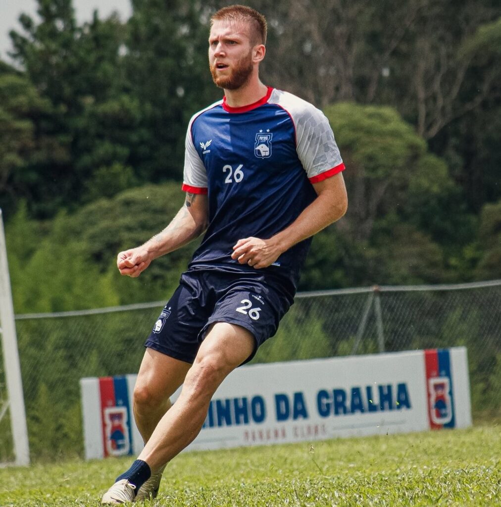 O atacante Joesley, em treino do Paraná Clube