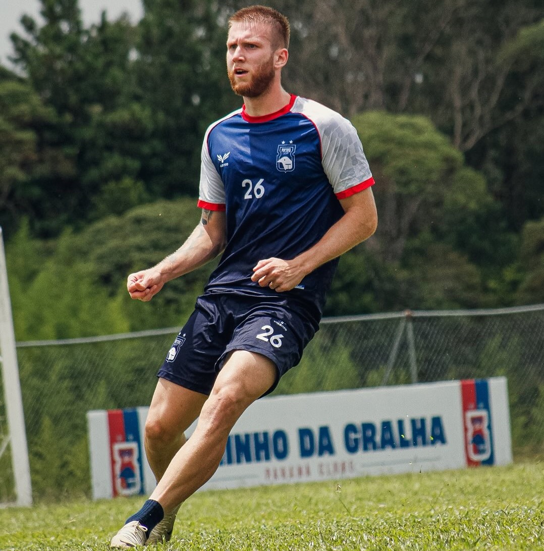 O atacante Joesley, em treino do Paraná Clube