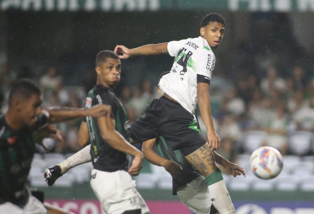 O zagueiro Thalisson, do Coritiba, contra o Maringá