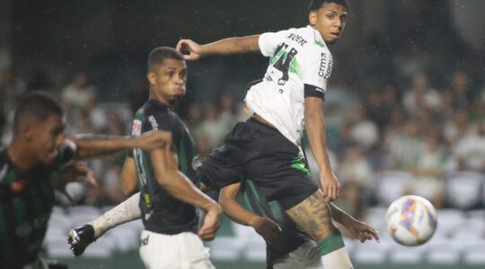 O zagueiro Thalisson, do Coritiba, contra o Maringá