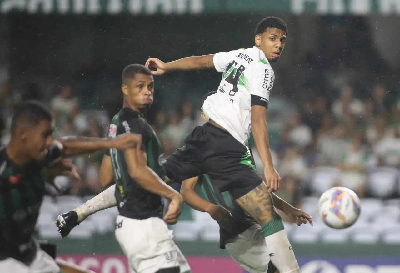 O zagueiro Thalisson, do Coritiba, contra o Maringá