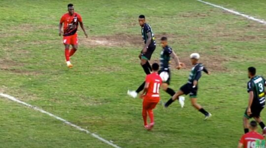 Bola toca no corpo do defensor do Maringá antes de bater no braço: Athletico pediu pênalti
