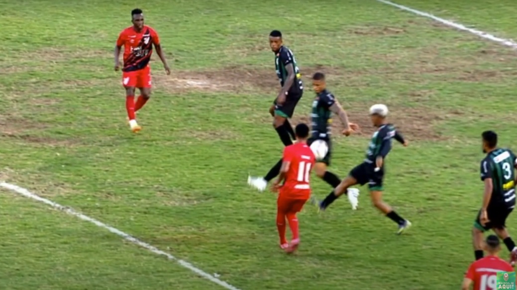 Bola toca no corpo do defensor do Maringá antes de bater no braço: Athletico pediu pênalti