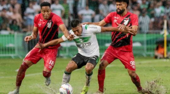 O volante Sebá Gómez, do Coritiba, contra o Athletico