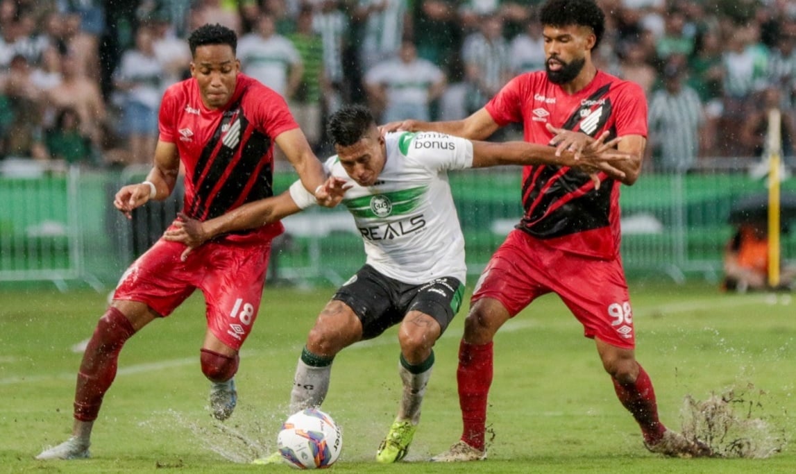 O volante Sebá Gómez, do Coritiba, contra o Athletico