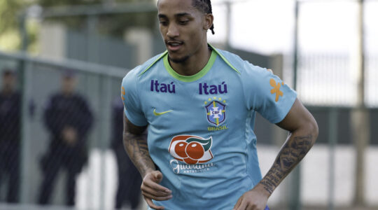 O centroavante João Pedro, do Brighton, em treino da seleção braileira