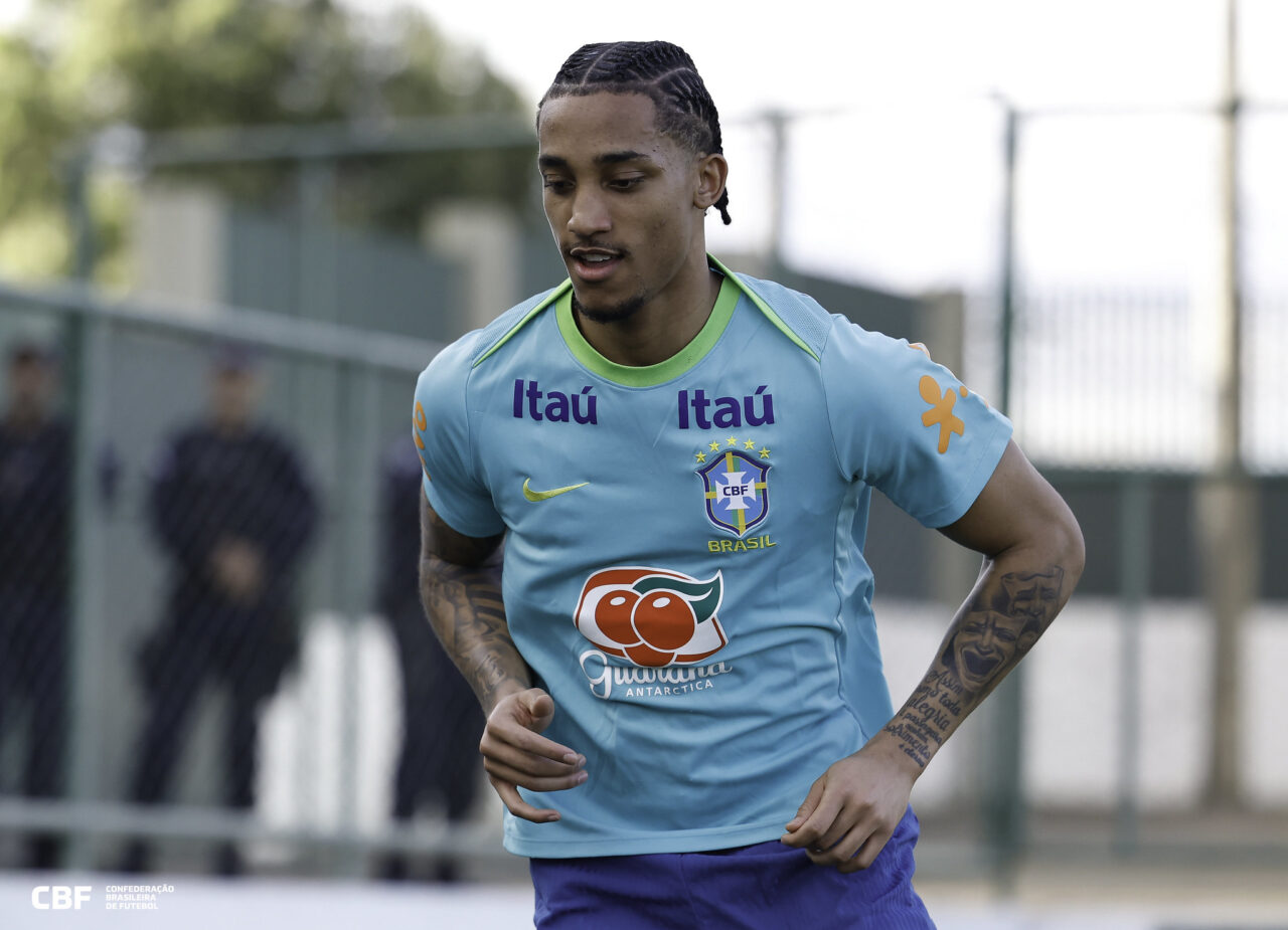 O centroavante João Pedro, do Brighton, em treino da seleção braileira