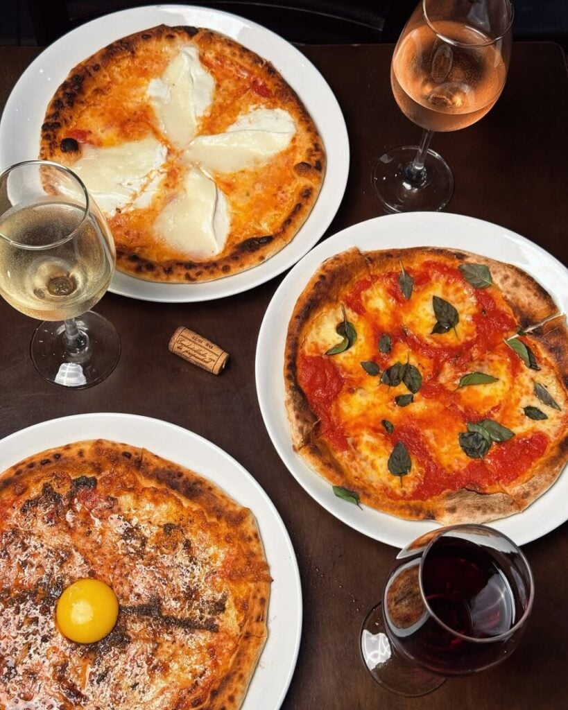 Pizzas e vinho da Funiculare (foto Priscilla Fiedler/divulgação)