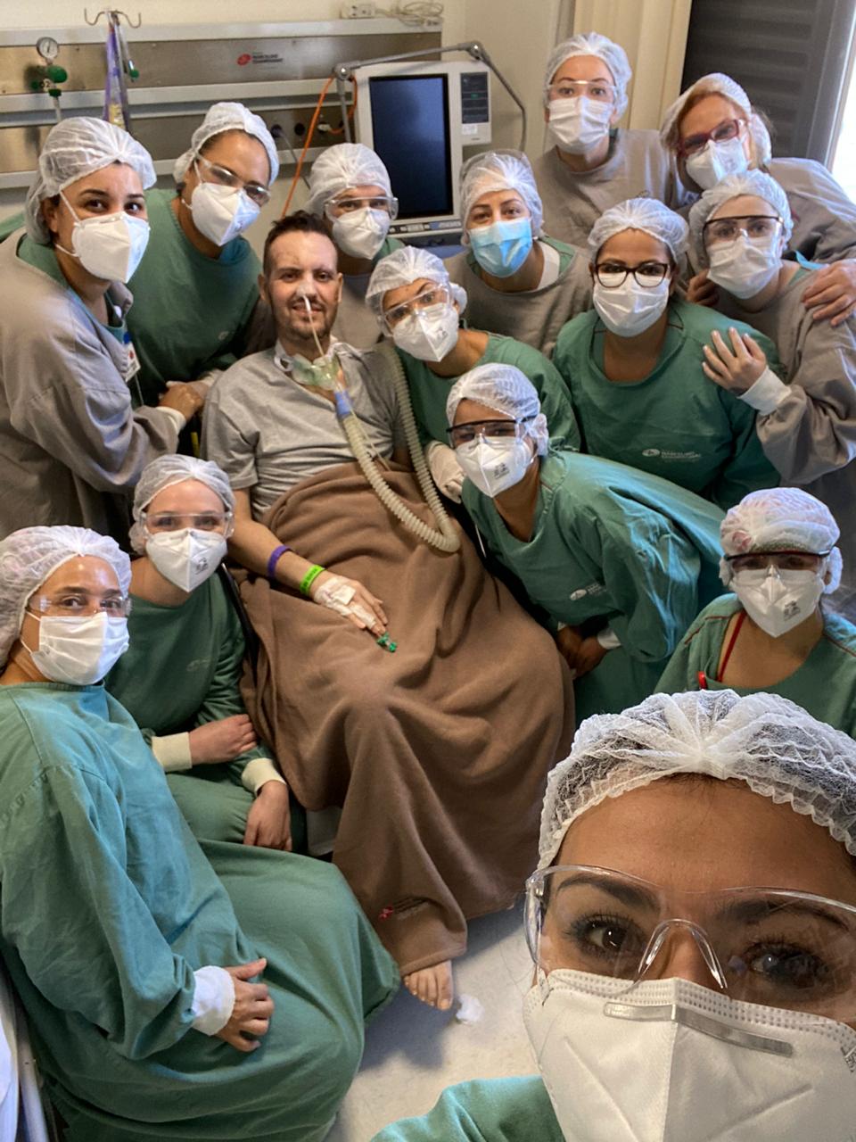 Guilherme Kovalski e equipe médica – créditos divulgação