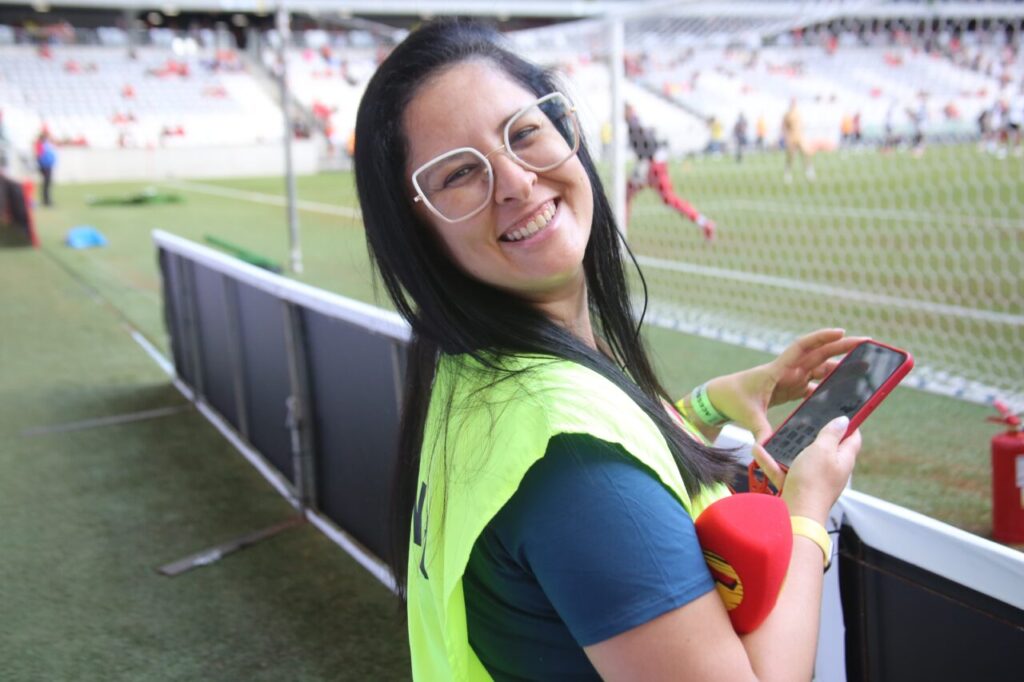 A jornalista Monique Vilela. Dia das Mulheres na Ligga Arena: Athletico x Azuriz