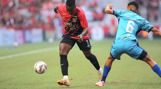 Kevin Velasco, em Athletico x Azuriz, na Ligga Arena