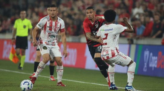 Luiz Fernando em Athletico x Guarany de Bagé, na Arena, pela Copa do Brasil