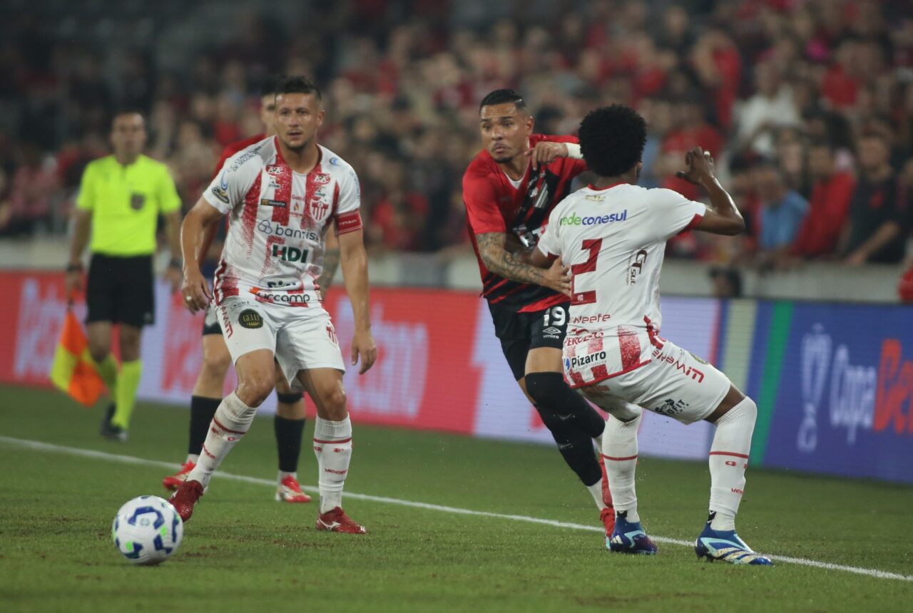 Luiz Fernando em Athletico x Guarany de Bagé, na Arena, pela Copa do Brasil