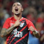 Luiz Fernando comemora gol em Athletico x Guarany de Bagé, na Arena, pela Copa do Brasil