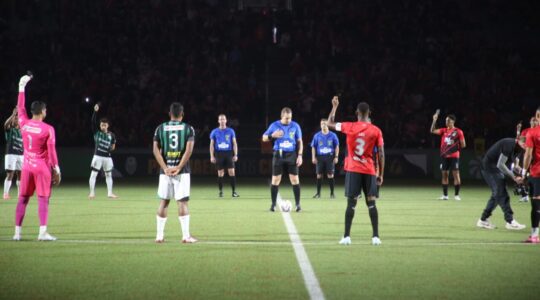 Cartão antirracismo mostrado pelos jogadores, antes de Athletico x Maringá, na Ligga Arena