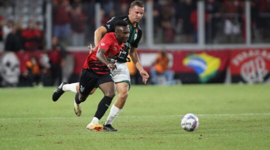 Kevin Velasco enfrenta Rodrigo em Athletico x Maringá, na Ligga Arena